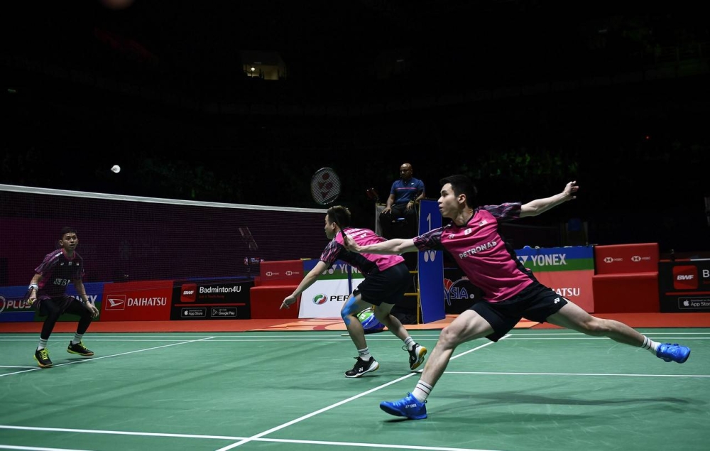 Malaysian men's badminton doubles, Soh Wooi Yik and Aaron Chia playing against Indonesian players, Fajar Alfian and M Ardianto in the 'Perodua Malaysia Masters 2022' badminton semi-final match at Axiata Arena Bukit Jalil, July 9, 2022. — Bernama pic