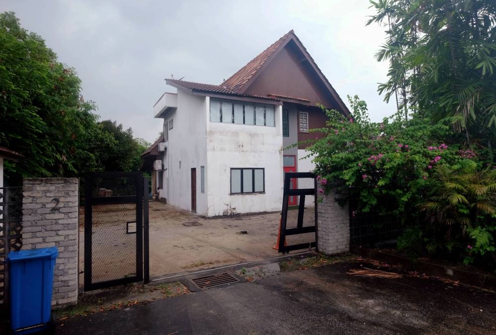 The residence of former newsreader of a private television station, Zalina Shaharah Azman, 57, appears unoccupied after being reported missing since November last year during a survey at her house in Section 3 in Shah Alam, July 19, 2022. — Bernama pic 