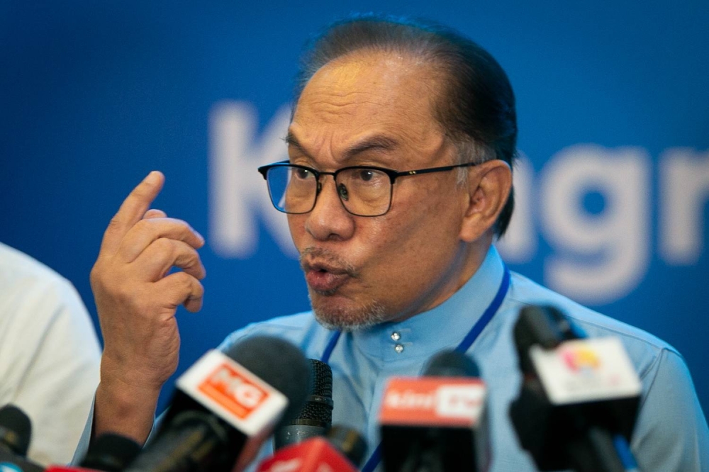 Anwar maintains that there was no deadline set for MoU and that PH will continue to hold discussions with the Ismail Sabri administration until Parliament is dissolved to pave way for the 15th general election. — Picture by Devan Manuel