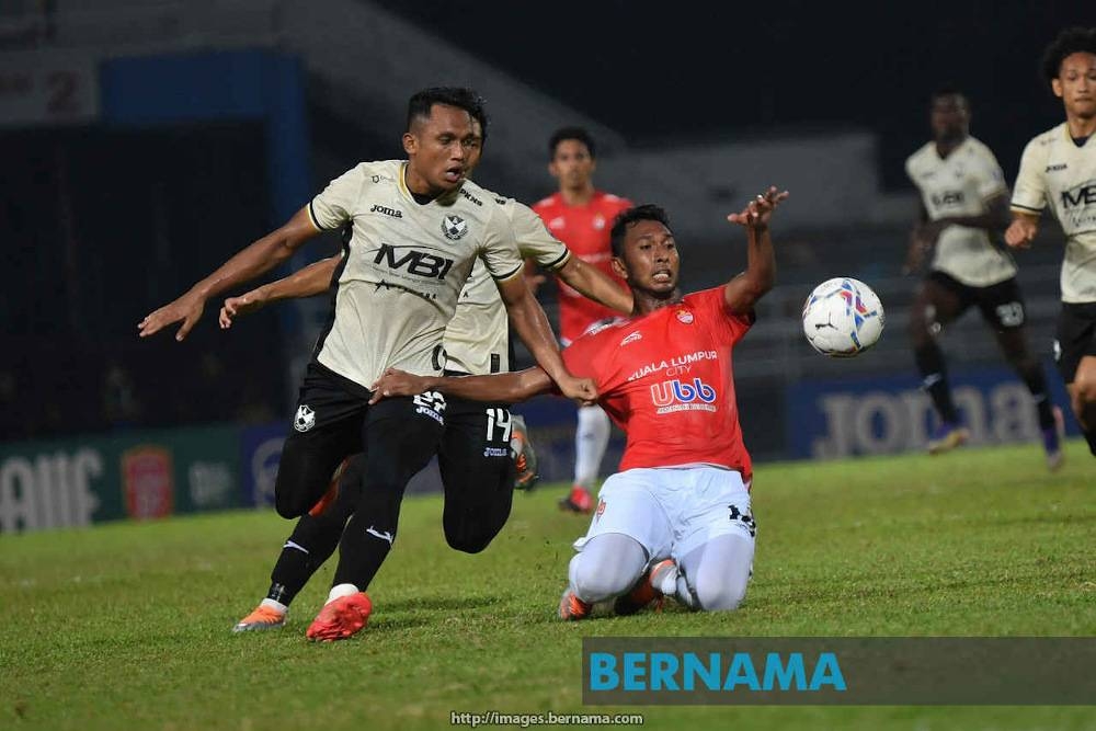 Kuala Lumpur (KL) City FC failed to avenge their 1-0 loss to Selangor FC in the FA Cup earlier this month when they were held to a 1-1 draw in a Super League match at the Petaling Jaya City Council Stadium July 20, 2022. — Picture via Twitter/Bernama