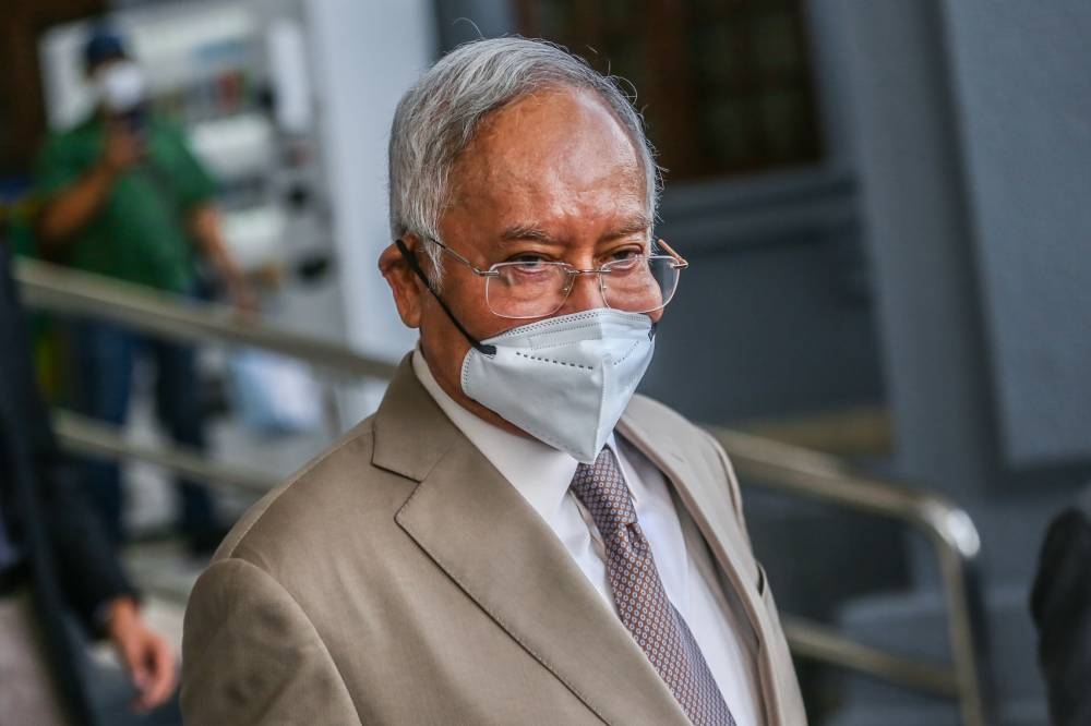 Datuk Seri Najib Razak says Putrajaya should bar Tan Sri Tommy Thomas from leaving Malaysia until the Sulu sultanate controversy is over. ― Picture by Hari Anggara