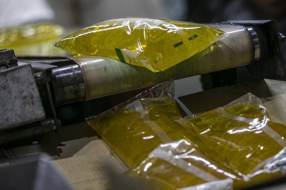 A general picture of subsidised cooking oil at Golden Palm Oil Industries Sdn Bhd during an inspection by the Domestic Trade and Consumer Affairs Ministry July 5, 2022. — Picture by Hari Anggara