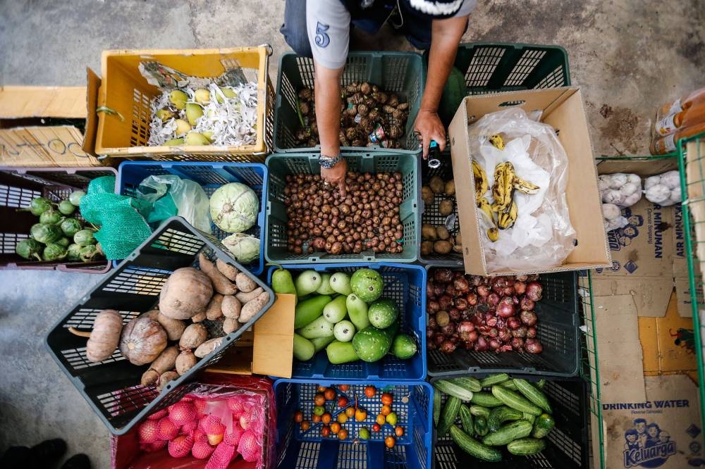 Mohd Uzir said all subgroups in food and non-alcoholic beverages went up between 2.8 per cent and 11.9 per cent. — Picture by Sayuti Zainudin