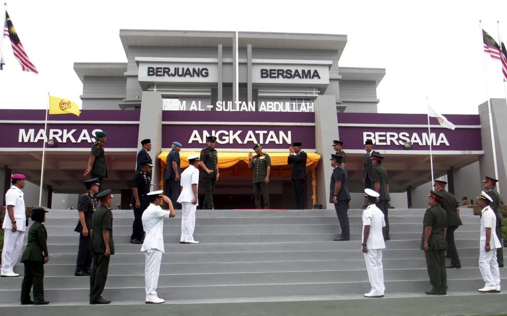 Yang di-Pertuan Agong Al-Sultan Abdullah Ri’ayatuddin Al-Mustafa Billah Shah (back, 4th right) after officiating the naming of the Al-Sultan Abdullah Camp, Joint Forces Headquarters, in Kuantan, July 26, 2022. — Bernama pic