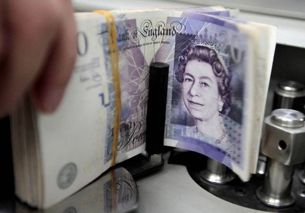 A bank employee counts pound notes at Kasikornbank in Bangkok October 12, 2010. — Reuters pic