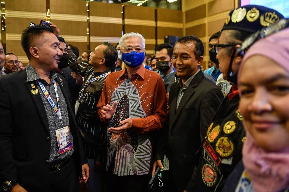 Prime Minister Datuk Seri Ismail Sabri Yaakob with members of the Keluarga Malaysia (Malaysian Family) Coalition of Non-Governmental Organisations (NGOs) and Yayasan Generasi Malaysia at World Trade Centre in Kuala Lumpur, July 27, 2022. — Bernama pic 