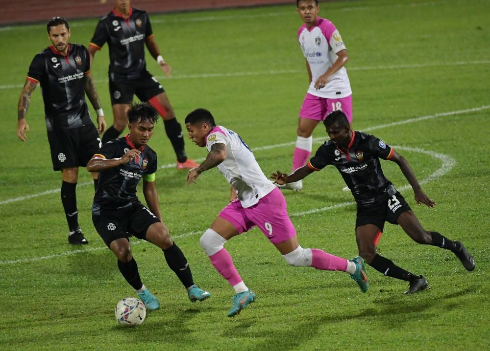 JDT's Bergson da Silva (centre) in action against Sarawak United FC in Kuching July 27, 2022. — Bernama pic