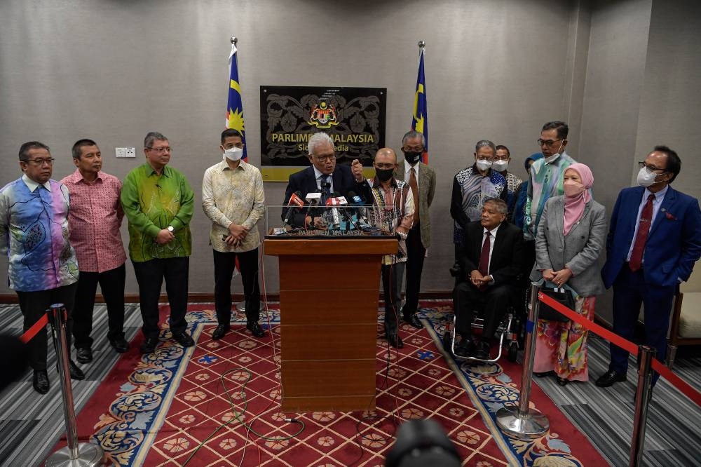 Home Minister Datuk Seri Hamzah Zainudin speaks at a media conference in Parliament building, July 28, 2022. With him are Bersatu MPs among them Datuk Seri Mohamed Azmin Ali, Datuk Seri Mustapa Mohamed, Datuk Seri Saifuddin Abdullah and Datuk Mas Ermieyati Samsudin. — Bernama pic 