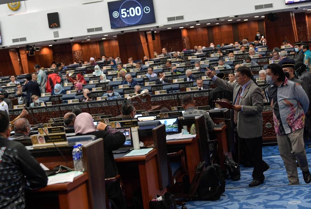 Atmosphere in the Dewan Rakyat which witnessed Members of Parliament voting for the Constitution (Amendment) Bill (No. 3) on the provision of the Prohibition of Members of Parliament from Party-hopping at the Second Meeting of the Fifth Term of the 14th Parliament for the House of Representatives at the Parliament, July 28, 2022. — Bernama pic