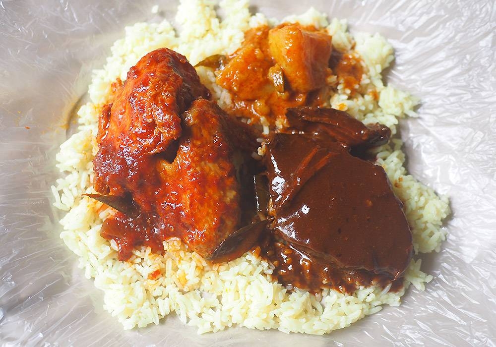 Indulge in two proteins with their lightly spiced rice by picking the spicy 'ayam tanjung' and that tender 'daging hitam'.