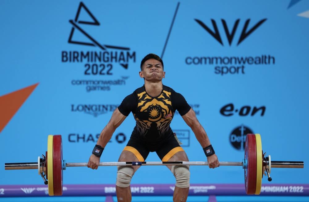 National weightlifter Mohamad Aniq Kasdan in action in the 55kg category at the Birmingham 2022 Commonwealth Games at NEC Hall 1 July 30, 2022. — Bernama pic