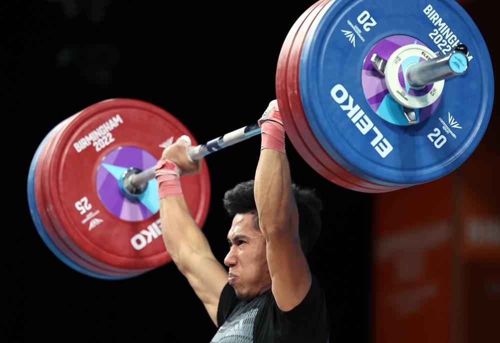 National weightlifter Muhamad Aznil Bidin lifted a combined total of 285kg in the men’s 61kg category. — Bernama pic 