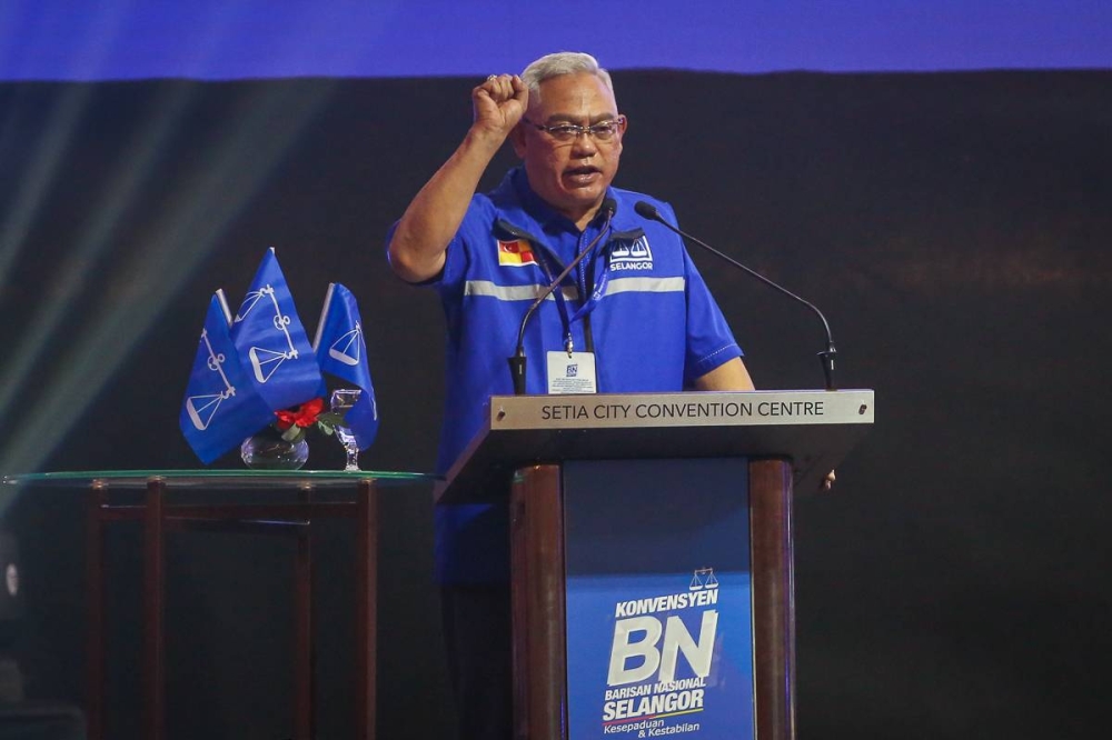 Selangor Barisan Nasional (BN) coordination committee chairman Tan Sri Noh Omar delivers his speech during the Selangor BN Convention opening ceremony at the Setia City Convention Centre in Shah Alam July 31, 2022. — Picture by Yusof Mat Isa