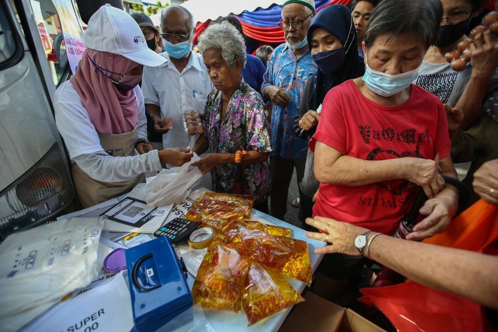 File picture of residents of Sri Johor People’s Housing Project buy subsidised eggs, cooking oil and chickens during MYGrocer@Wilayah initiative programme in Cheras July 14, 2022. — Picture by Ahmad Zamzahuri