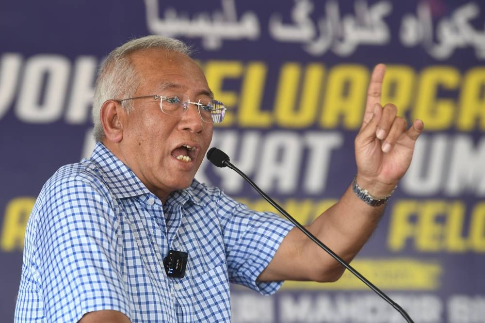 Rural Development Minister Datuk Seri Mahdzir Khalid speaks during the launch of the Bekwoh Keluarga Malaysia Rakyat Tumpat programme and Felcra Bhd zakat distribution programme in Tumpat August 6, 2022. — Bernama pic