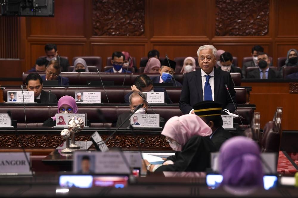 Prime Minister Datuk Seri Ismail Sabri Yaakob will be informing all state governments to amend their respective state constitutions in line with the Constitution (Amendment) Bill (No. 3) on the provisions that prohibits Members of Parliament from switching parties. — Bernama pic