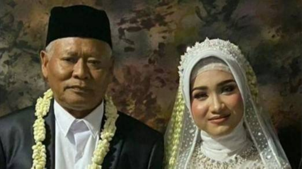 A 65-year-old Indonesian man divorced his 19-year-old bride after giving her dowry, buying her a house and a car and paying for a trip to Mecca. —  Screencapture via Instagram @underc0ver.id