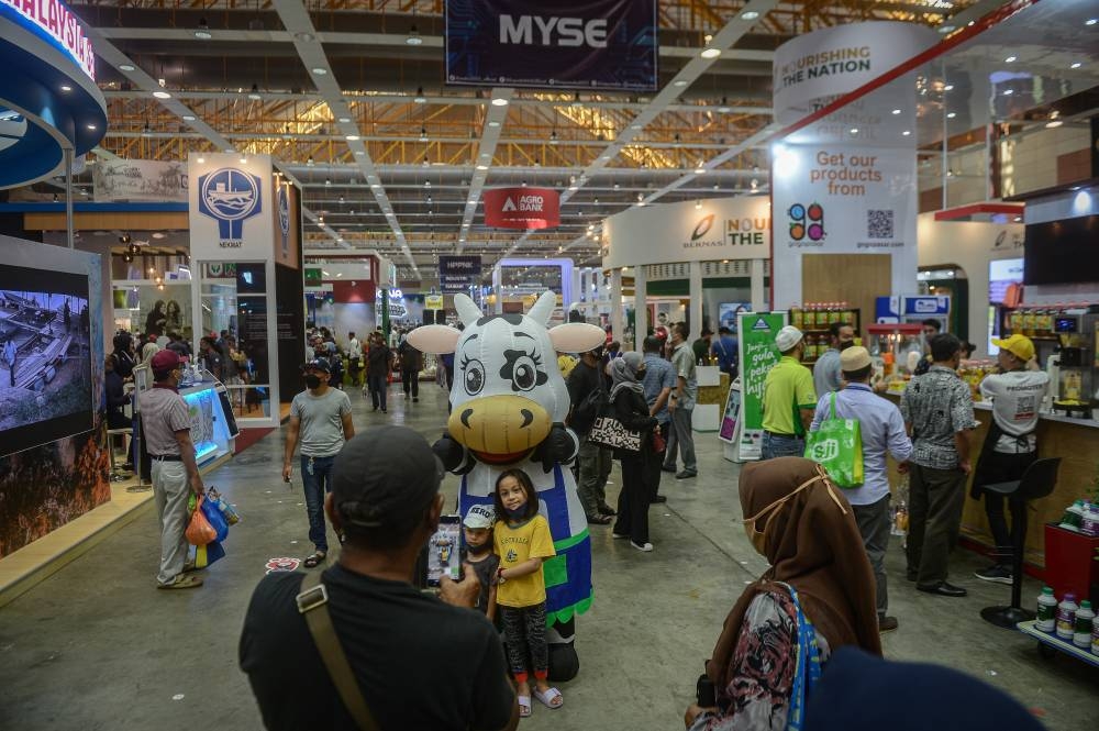 Attendees at the Malaysia Agriculture, Horticulture and Agrotourism (MAHA) Exhibition 2022 in Serdang August 13, 2022. ― Bernama pic