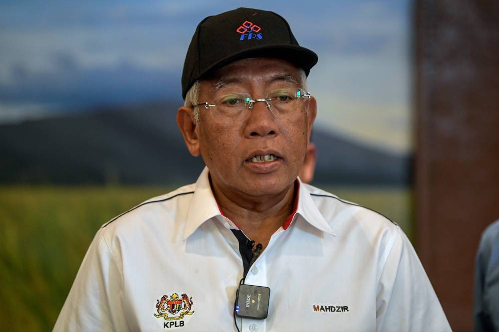 Rural Development Minister Datuk Seri Mahdzir Khalid was met by the media at a walkabout session while attending the Malaysian Agriculture, Horticulture and Agrotourism Exhibition (Maha) 2022 at the Malaysian Agricultural Expo Park in Serdang, August 13, 2022. — Bernama pic