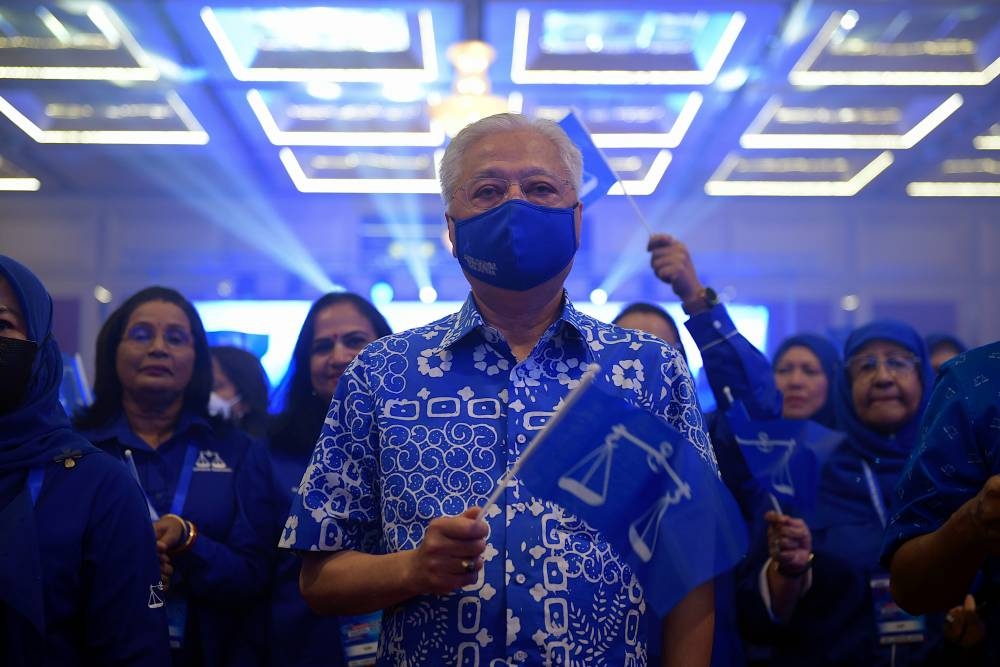 Datuk Seri Ismail Sabri Yaakob said if he gets a full report on voter attitude from Wanita (BN) showing BN will win (GE15), Parliament will be dissolved. — Bernama pic 