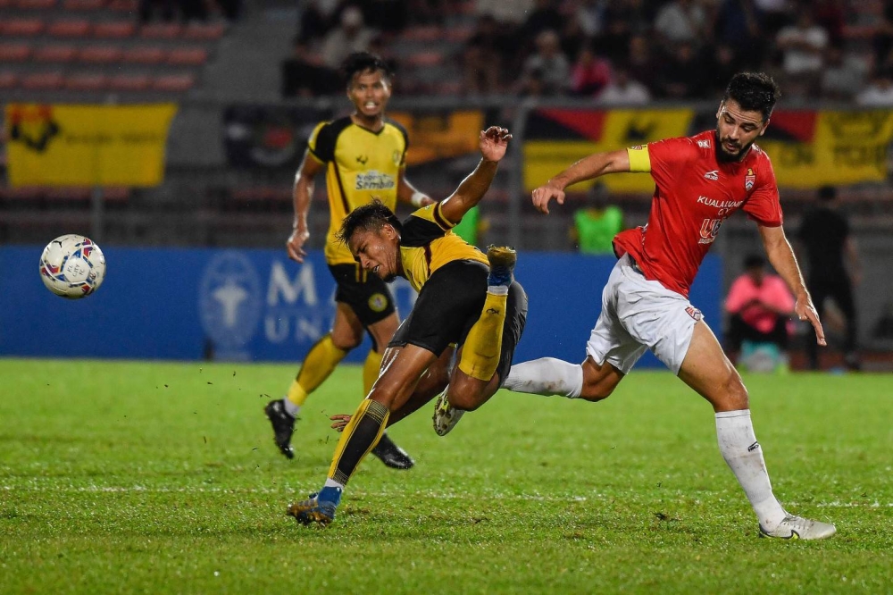 Negri Sembilan FC’s Mohamad Zamri Pin Ramli (left) in action with Kuala Lumpur City’s FC Paulo Josue Strumer Dos Reis at the Kuala Lumpur Football Stadium in Cheras, August 18, 2022. — Bernama pic 