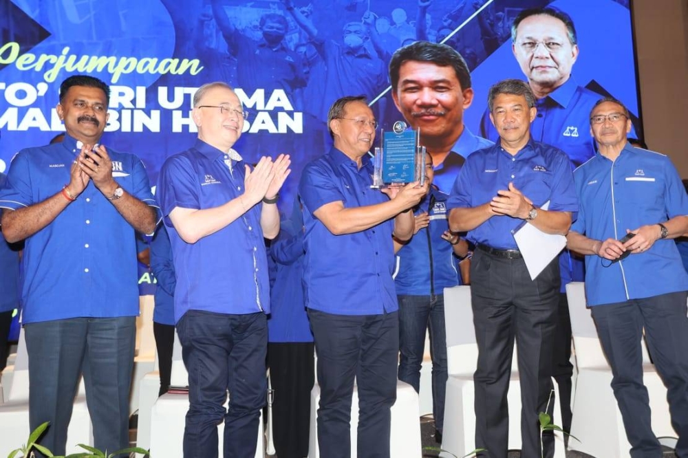 Johor Barisan Nasional (BN) chief Datuk Seri Hasni Mohammad (centre) receiving an appreciation plaque from the coalition’s election director Datuk Seri Mohamad Hasan (2nd right) at the event with the coalition’s leaders at Opero Hotel Southkey in Johor Baru, August 19, 2022. — Picture by Ben Tan