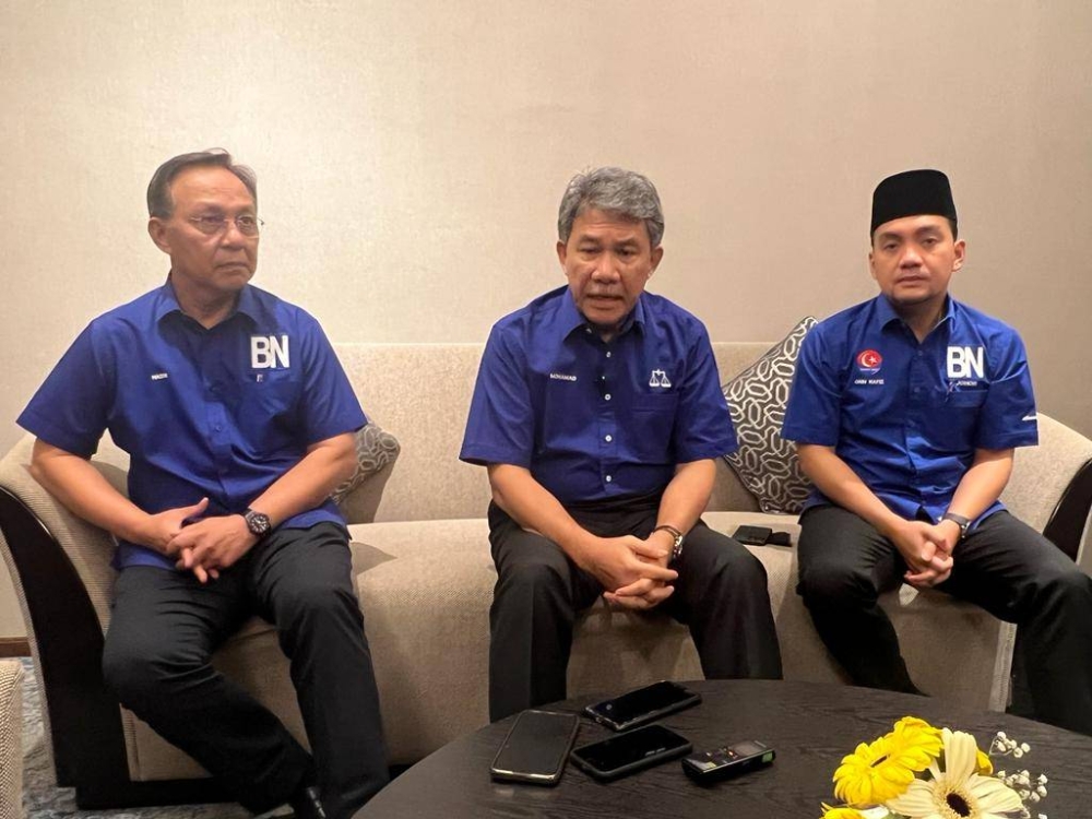 ohor Barisan Nasional (BN) chief Datuk Seri Hasni Mohammad (left) with BN deputy chairman Datuk Seri Mohamad Hasan (centre) and Johor Mentri Besar Datuk Onn Hafiz Ghazi (right) after the closed-door meeting at the Opero Hotel Southkey in Johor Baru, August 19, 2022. — Picture by Ben Tan