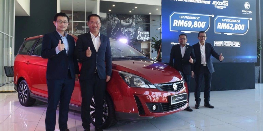 Datuk Lim Chong Heng (2nd left) and Roslan (2nd right) at the launch of the Proton Exora 2023 at Proton KEB Auto Sdn Bhd in Kajang. — Picture via SoyaCincau