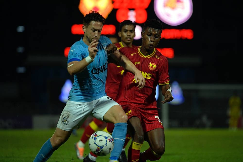 PJ City FC striker Darren Lok (left) in action against Selangor FC at the MBPJ Stadium in Petaling Jaya August 21, 2022. — Bernama pic