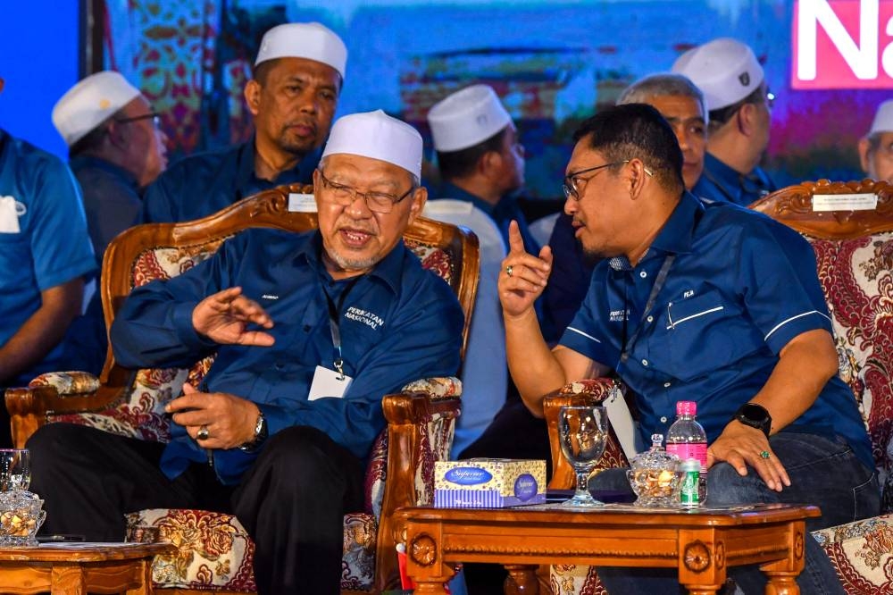 Datuk Seri Ahmad Faizal Azumu (right) is pictured speaking to Datuk Ahmad Yakob at the Kelantan-level Perikatan Nasional gathering at Dataran Warisan Stadium Sultan Muhammad IV in Kota Bharu August 21, 2022. — Bernama pic