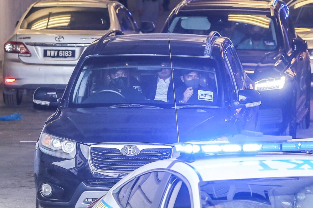 Vehicle ferrying former prime minister Datuk Seri Najib Razak is seen leaving the Federal Court in Putrajaya August 23, 2022. — Picture by Yusof Mat Isa