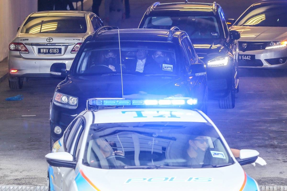 Vehicle ferrying former prime minister Datuk Seri Najib Razak is seen leaving the Federal Court in Putrajaya August 23, 2022. — Picture by Yusof Mat Isa