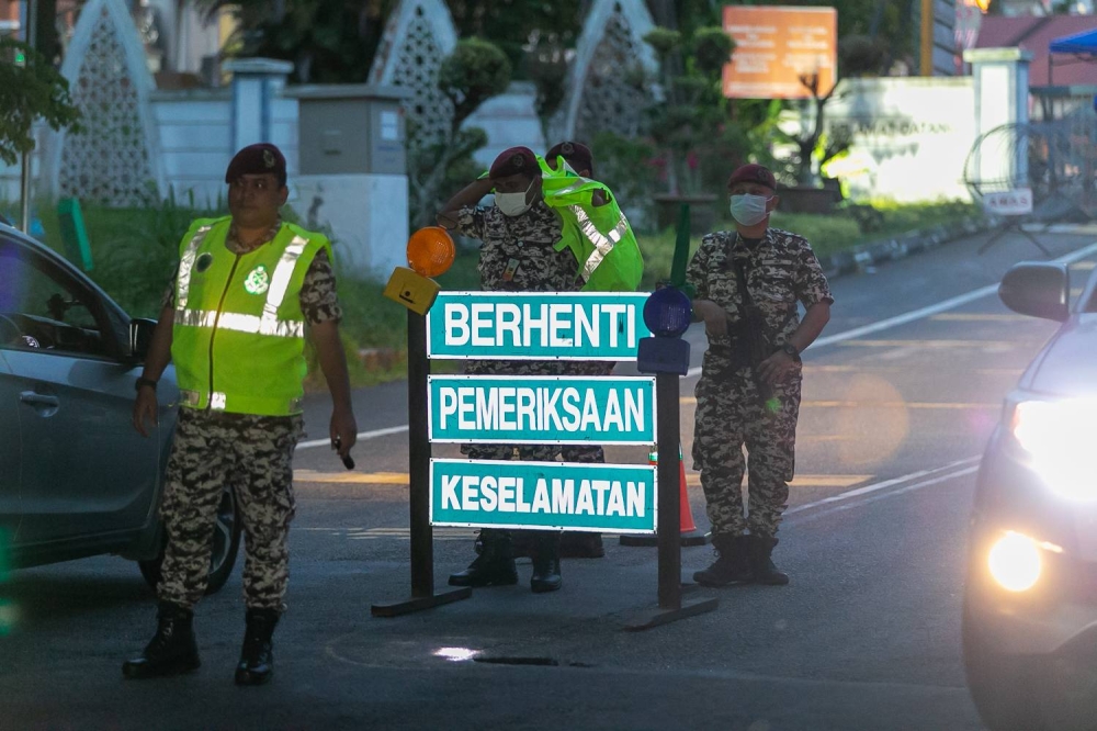 Police officers conduct security checks at the entrance to Kajang Prison, August 23, 2022. The throngs of Najib supporters present at the Federal Court today never came to see their leader off as he began his 12-year prison sentence. — Picture by Devan Manuel