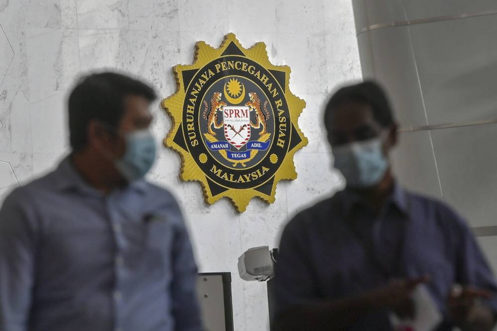 Malaysian Anti -Corruption Commission officers are pictured at the MACC lobby in Putrajaya February 11, 2022. ― Bernama pic