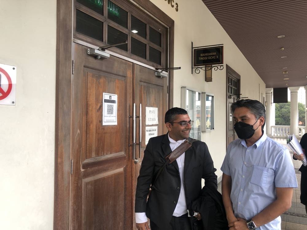 Lawyer Chetan Jethwani speaks to Bertam assemblyman Khaliq Mehtab Mohd Ishaq at the Penang High Court August 24, 2022. — Picture by Opalyn Mok