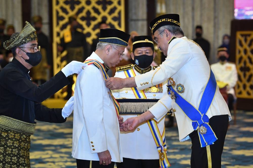 Prime Minister Datuk Seri Ismail Sabri Yaakob receives the Darjah Utama Negeri Melaka (DUNM) at Seri Negeri, Ayer Keroh August 24, 2022. — Bernama pic