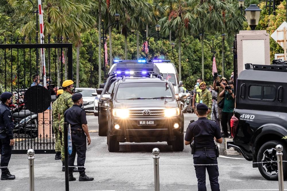 A motorcade transporting Datuk Seri Najib Razak arrives at the Kuala Lumpur Court Complex August 26, 2022. — Picture by Firdaus Latif