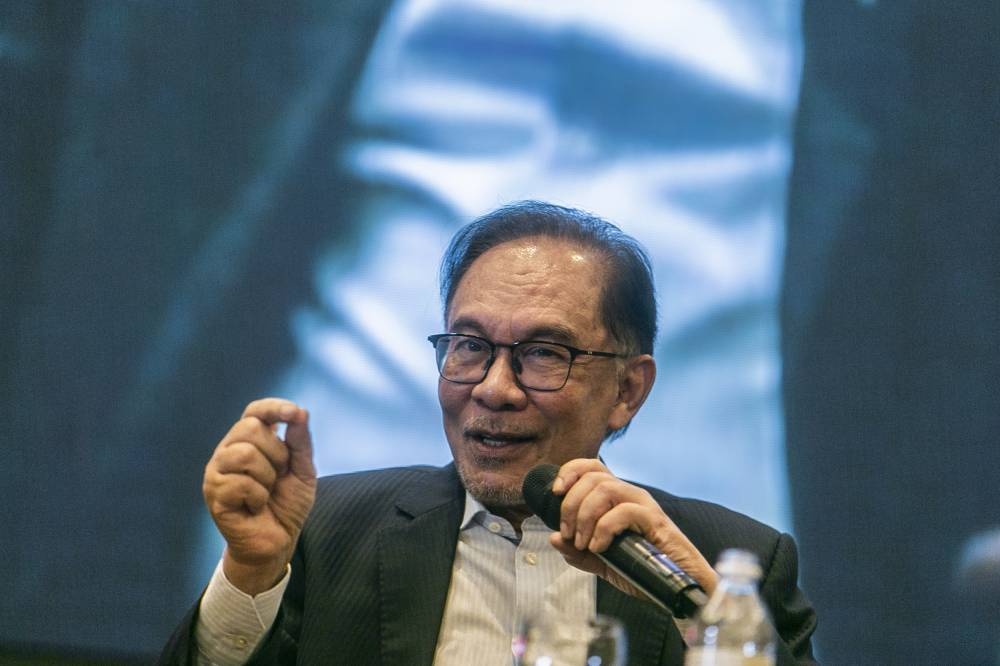 PKR president Datuk Seri Anwar Ibrahim speaks during an economic seminar at the Dorsett Grand Subang Hotel August 25, 2022. — Picture by Hari Anggara