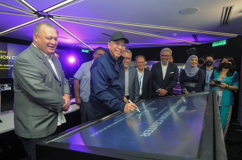 Tan Sri Annuar Musa officiates the launch of Axiata Group Bhd Cyber Fusion Centre in Kuala Lumpur August 27, 2022. — Bernama pic