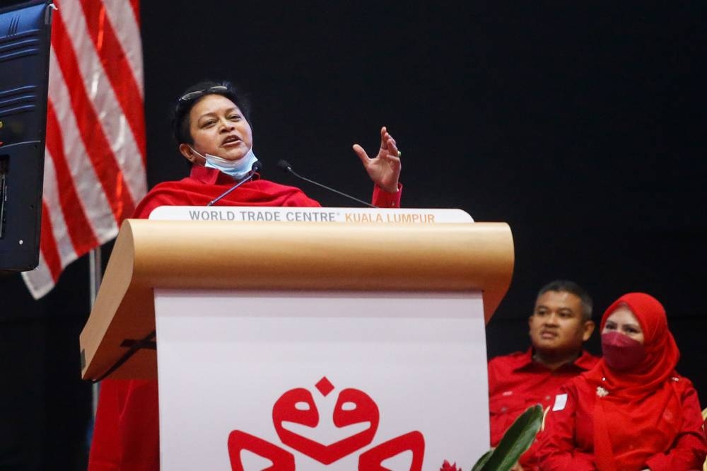 Pengerang MP and Umno Supreme Council member Datuk Seri Azalina Othman speaking at the Umno special briefing for divisional committee members and leaders at Umno headquarters in Kuala Lumpur World Trade Centre (WTCKL), August 27, 2022. — Picture by Firdaus Latif