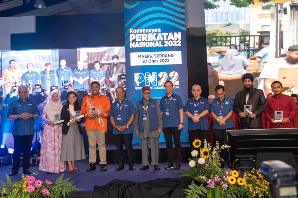 Tan Sri Muhyiddin Yassin with from left Secretary-General of Perikatan National  Dato' Seri Hamzah bin Zainudin, Datuk Seri Panglima Yong Teck Lee, Tan Sri Dato' Seri Tuan Guru Haji Abdul Hadi Awang, Datuk Dr.Dominic Lau Hoe Chai and Edward Linggu Bukut pictured at Malaysia Agro Exposition Park (MAEPS), Serdang during Perikatan National Convention 2022.August 27, 2022. — Picture by Devan Manuel