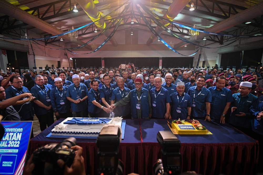 Tan Sri Muhyiddin Yassin poses with other party leaders during the Perikatan National Convention at Malaysia Agro Exposition Park, Serdang August 27, 2022. — Bernama pic