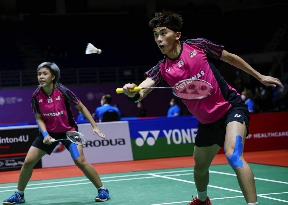 Malaysian mixed badminton doubles pair Hoo Pang Ron (right) and Toh Ee Wei during the match against South Koreans Kim Won Ho and Jeong Na Eun at the Perodua Malaysia Masters 2022 badminton match at Axiata Arena Bukit Jalil in this file picture taken on July 6, 2022. — Bernama pic