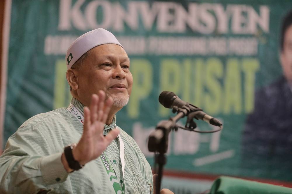 PAS Vice-President Datuk Mohd Amar Nik Abdullah delivers his speech at the PAS Supporter Congress at Ghandhi Hall, Sungai Petani September 2, 2022. — Picture by Sayuti Zainudin