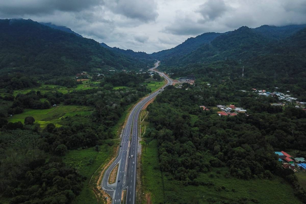 A general view of the Pan Borneo Highway in Sarawak December 8, 2021. — Picture by Yusof Mat Isa