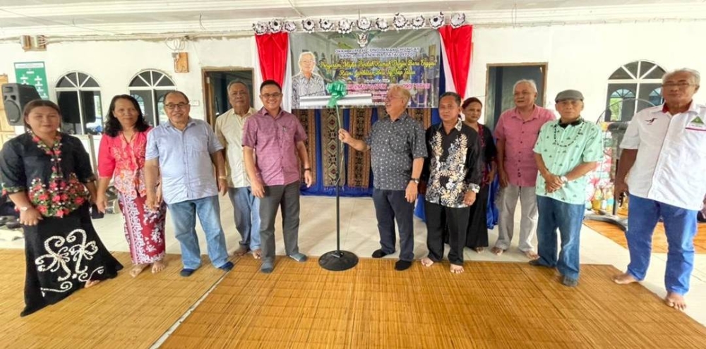 Sikie (6th right) officiates at the Mangkong Tiang’ ceremony. — Borneo Post pic