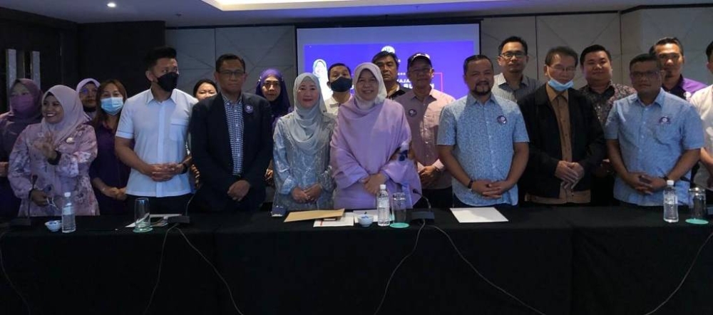 Zuraida (5th left) with Daud (3rd left), Jupperi (3rd right) and other PBM national as well as state leaders in a photo call after the press conference. — Picture via Borneo Post 