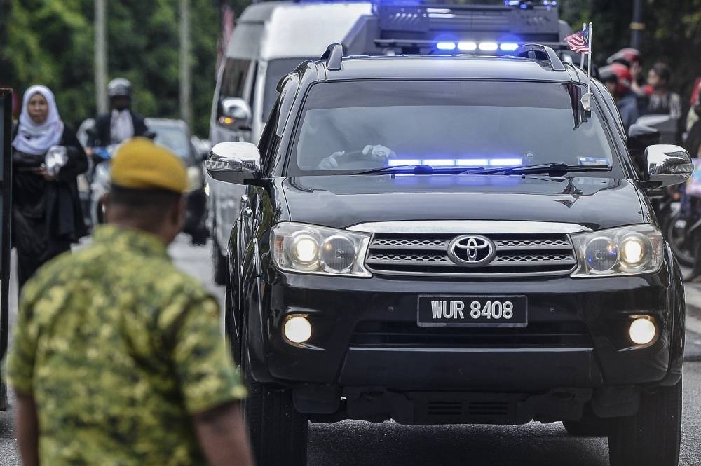 A sports utility vehicle (SUV) accompanied by the police and the Prisons Department carrying former Prime Minister Datuk Seri Najib Tun Razak arrives at the Kuala Lumpur High Court. — Picture by Hari Anggara