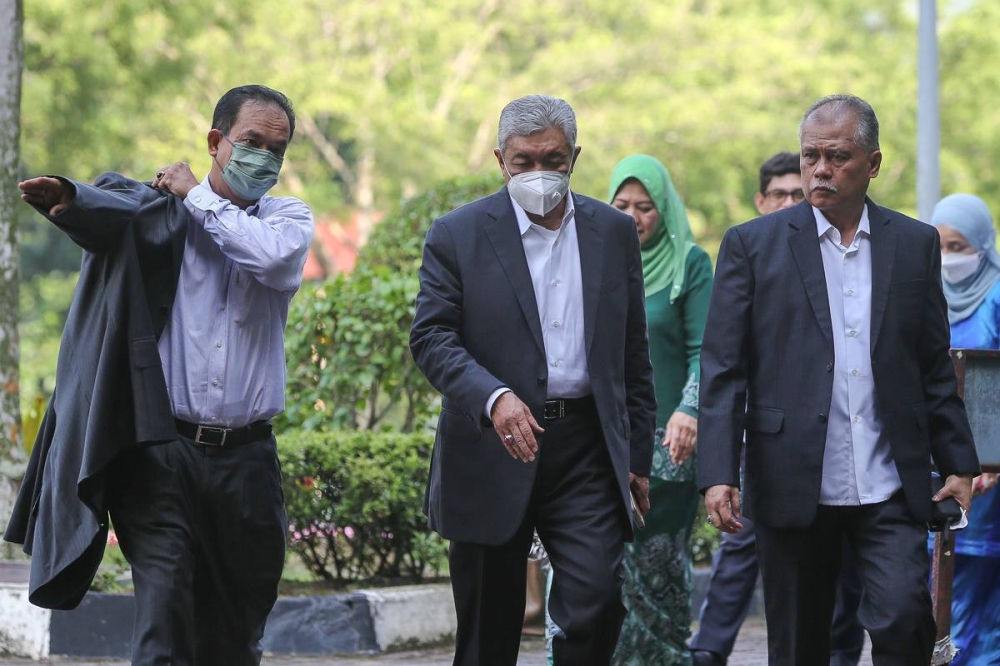 Datuk Seri Ahmad Zahid Hamidi (centre) arrives at the Shah Alam High Court September 6, 2022. — Picture by Yusof Mat Isa