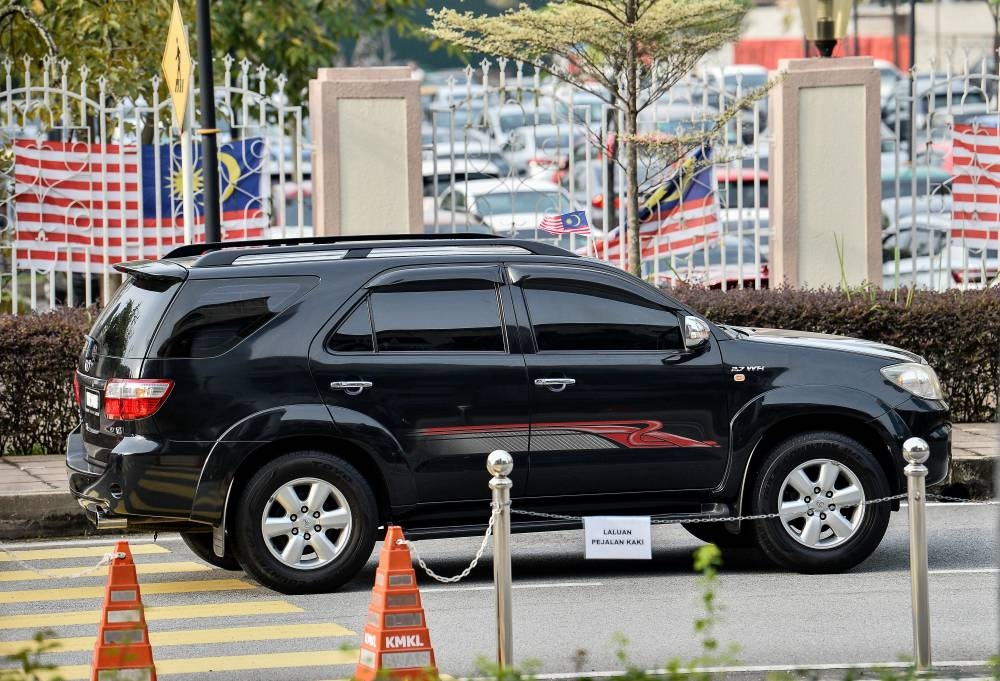 An SUV ferrying Datuk Seri Najib Razak arrives at the Kuala Lumpur Court Complex, September 6, 2022. — Bernama pic 